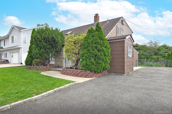 69 SLATE LN, LEVITTOWN, NY 11756 - Image dcd53cbf8e2f7f4365eb8d8f2527b875/2461320555