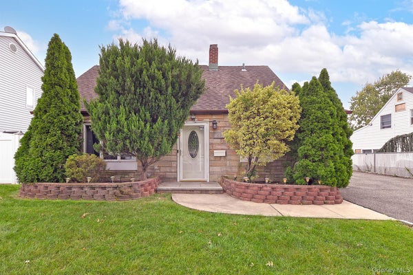 69 SLATE LN, LEVITTOWN, NY 11756 - Image dcd53cbf8e2f7f4365eb8d8f2527b875/3641825586