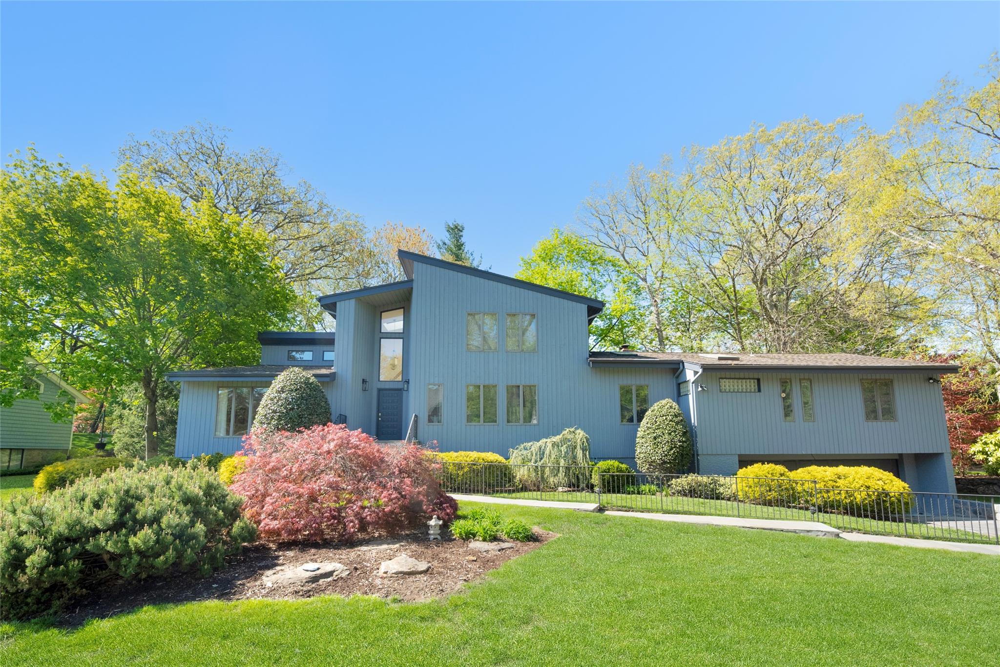 Barton Road, White Plains, New York - 5 Bedrooms  
4 Bathrooms  
11 Rooms - 
