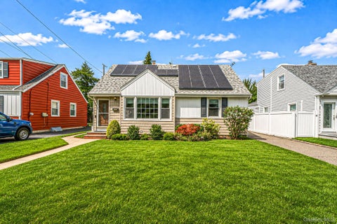 Homes For Sale - 190 Albertson Place<br/> Mineola, NY 11501