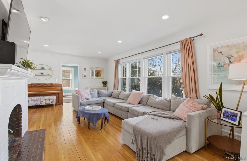 Photo of 122 Greenacres Avenue, White Plains, NY 10606 (MLS # 958469)