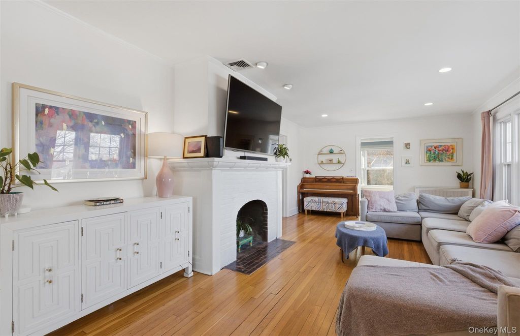 Photo of 122 Greenacres Avenue, White Plains, NY 10606 (MLS # 958469)