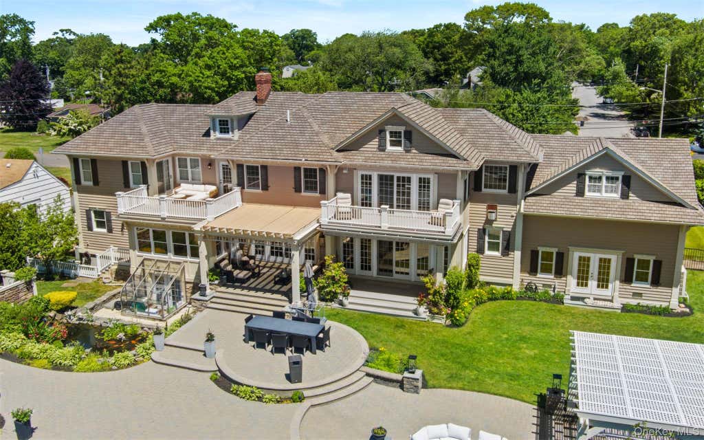 Photo of 10 Magoun Road, West Islip, NY 11795 (MLS # 1012016)