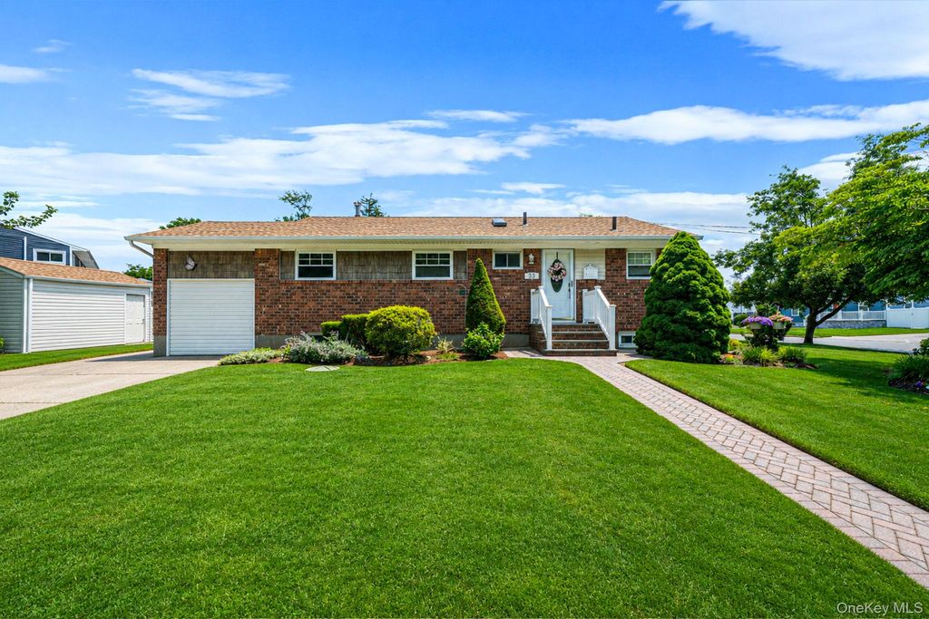 Photo of 33 Wilshire Drive, North Babylon, NY 11703 (MLS # 1020284)
