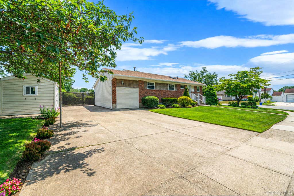 Photo of 33 Wilshire Drive, North Babylon, NY 11703 (MLS # 1020284)
