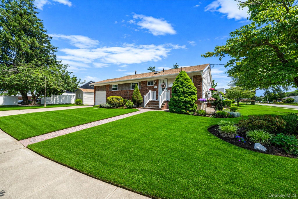 Photo of 33 Wilshire Drive, North Babylon, NY 11703 (MLS # 1020284)