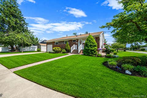 Homes For Sale - 33 Wilshire Drive<br/> Suffolk County, North Babylon, NY 11703