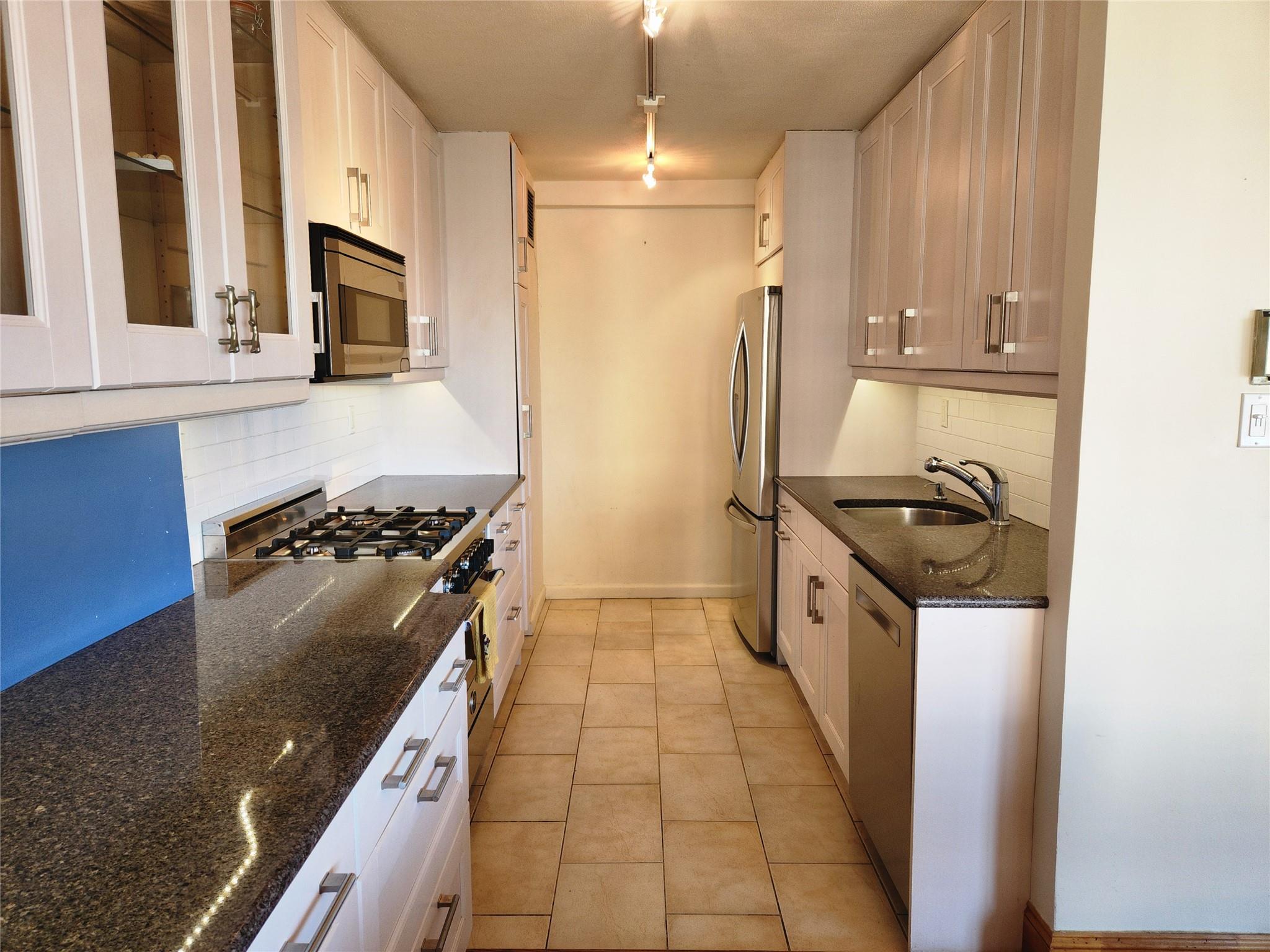 18-15 215th Street #6 M, New York, New York image 3