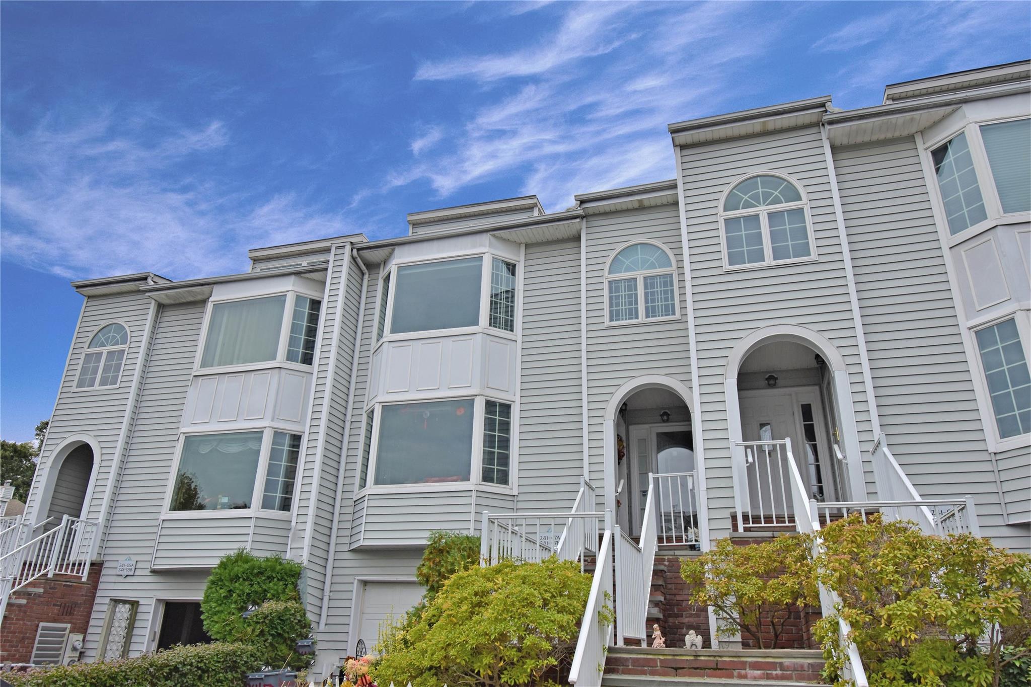 Oak Park Drive 57B, Douglaston, Queens, NY - 2 Bedrooms  
2 Bathrooms  
5 Rooms - 
