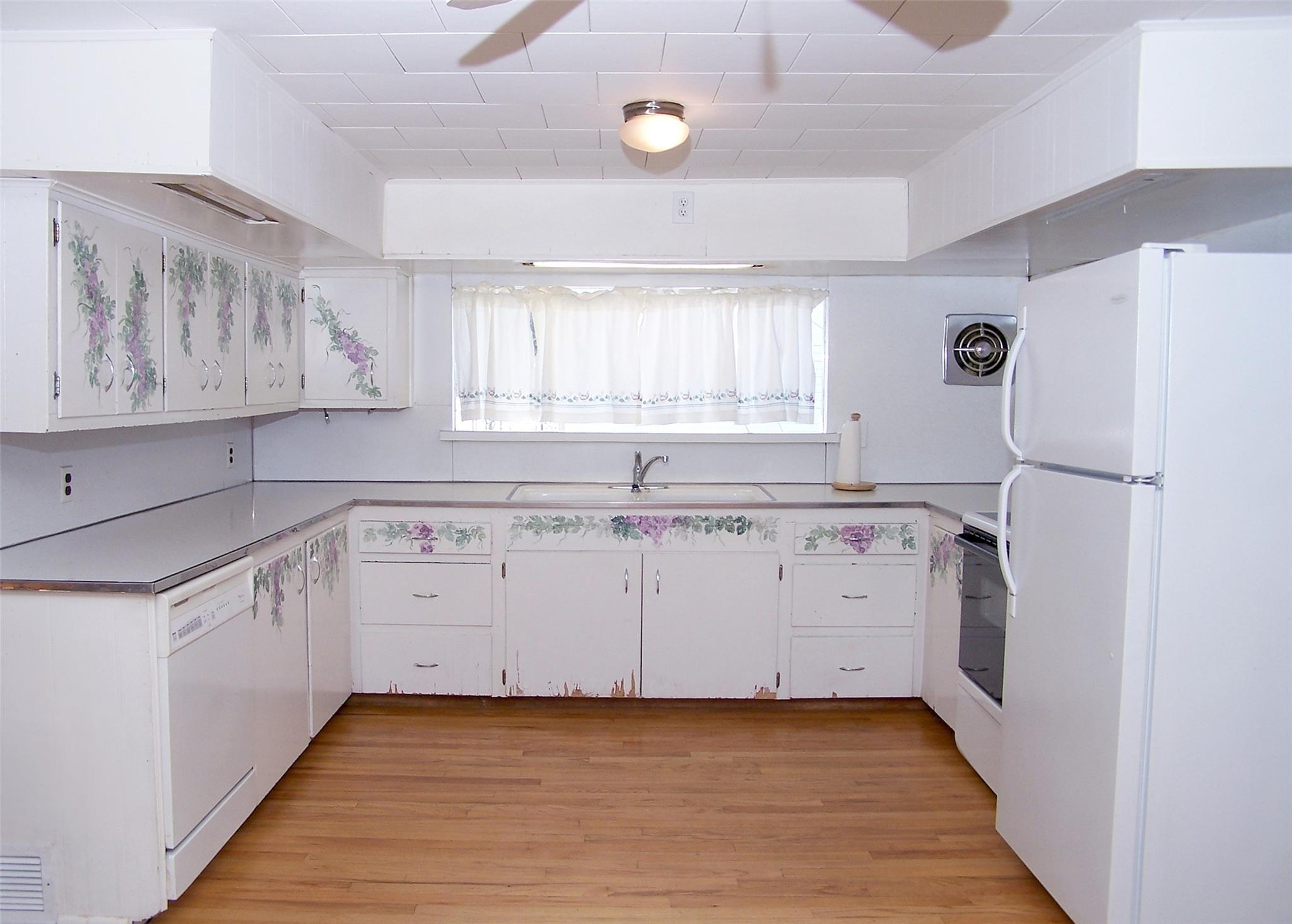 27 Maplewood Avenue, Selden, New York image 4