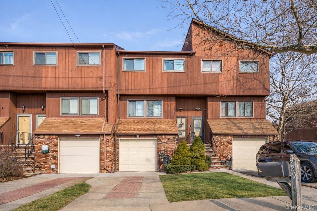 Photo of 929 West Fingerboard Road, Staten Island, NY 10304 (MLS # 964902)