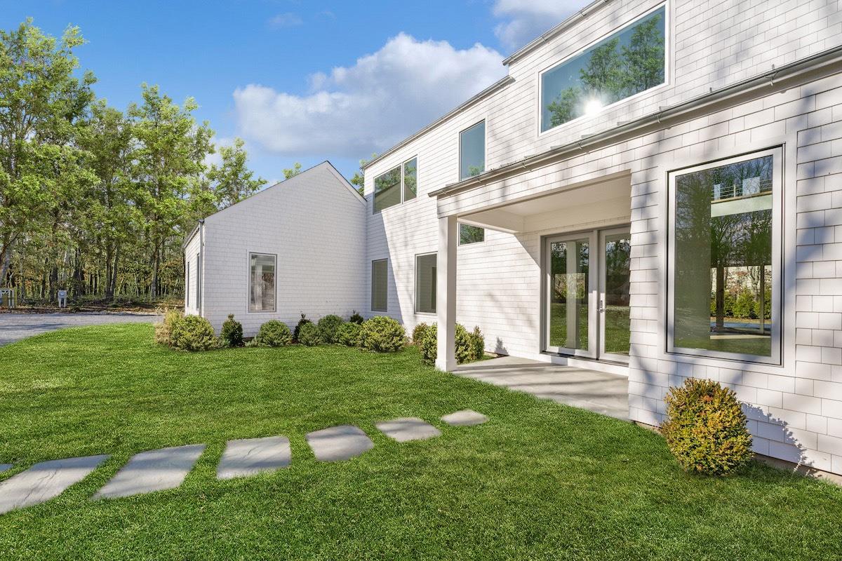 10 Broadwood Court, Wainscott, New York image 3