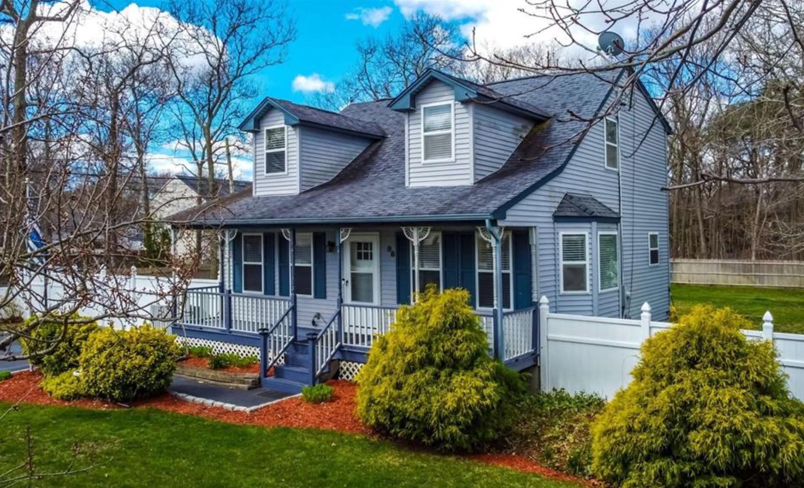86 Madison Street, Mastic, New York image 1