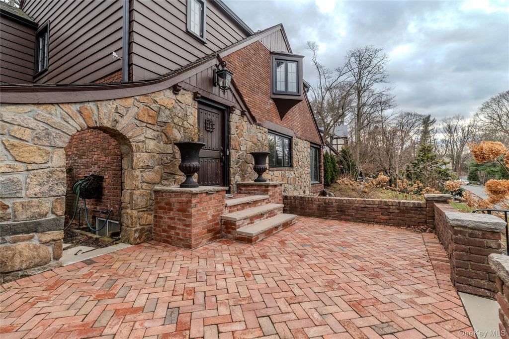 Photo of 15 sinclair martin Drive, Roslyn, NY 11576 (MLS # 951114)