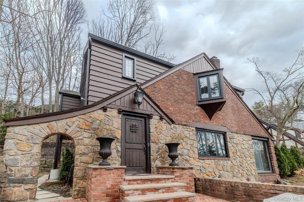 Photo of 15 sinclair martin Drive, Roslyn, NY 11576 (MLS # 951114)