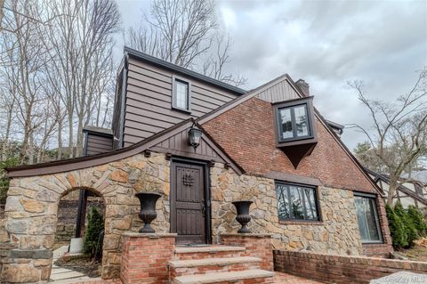 Apartment For Sale - 15 Sinclair Martin Drive<br/> Roslyn, NY 11576