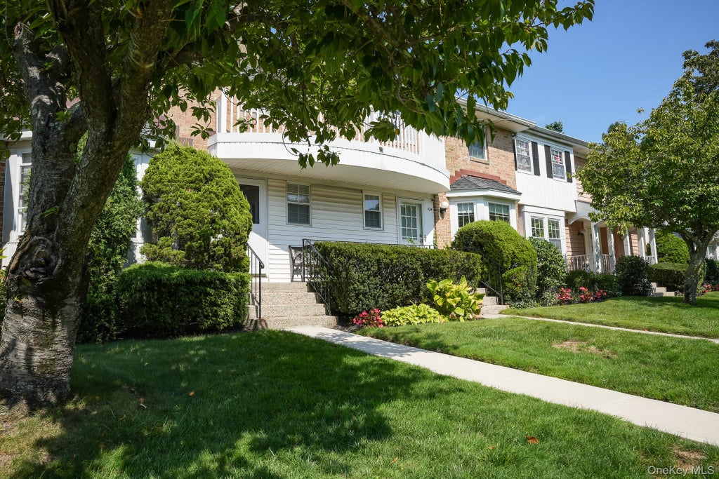 Photo of 105 Glen Way, Syosset, NY 11791 (MLS # 1053575)
