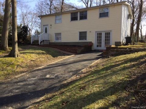Homes For Rent - 10 Woodchuck Lane<br/> East Setauket, NY 11733