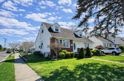Homes For Sale - 289 Roselle Street<br/> Mineola, NY 11501