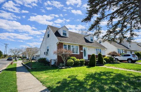289 Roselle Street Mineola NY 11501