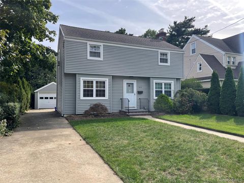 Photo of 712 De Mott Ave Avenue, Baldwin, NY 11510 (MLS # 917086)