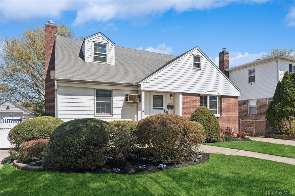 Photo of 106 Aster Drive, New Hyde Park, NY 11040 (MLS # 989089)