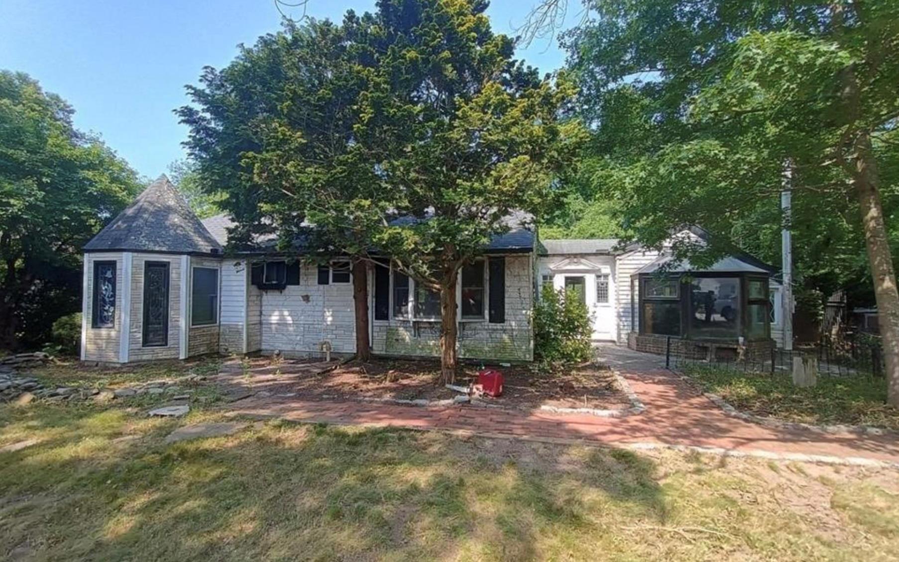 282 Vanderbilt Boulevard, Oakdale, New York image 2