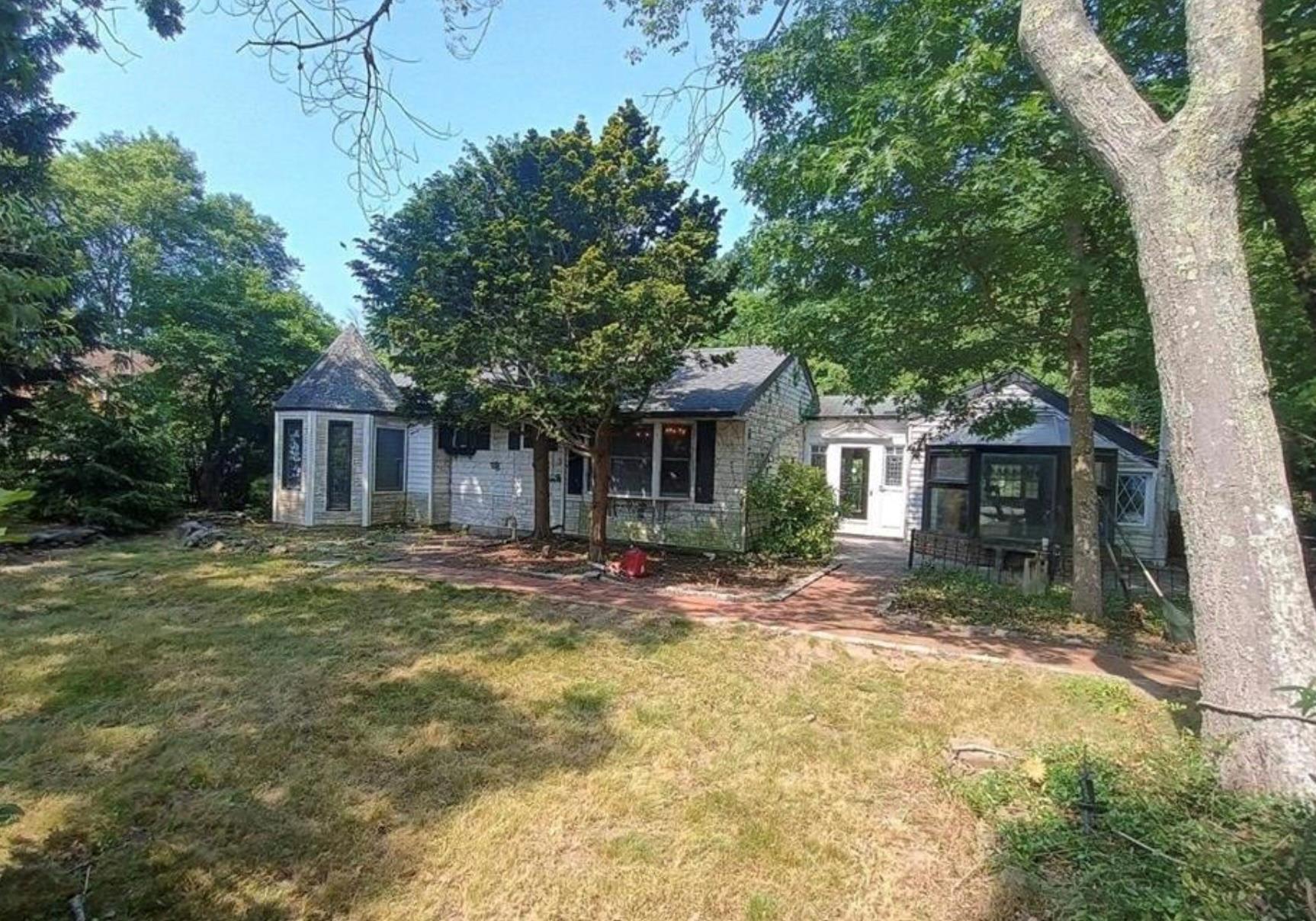 282 Vanderbilt Boulevard, Oakdale, New York image 3