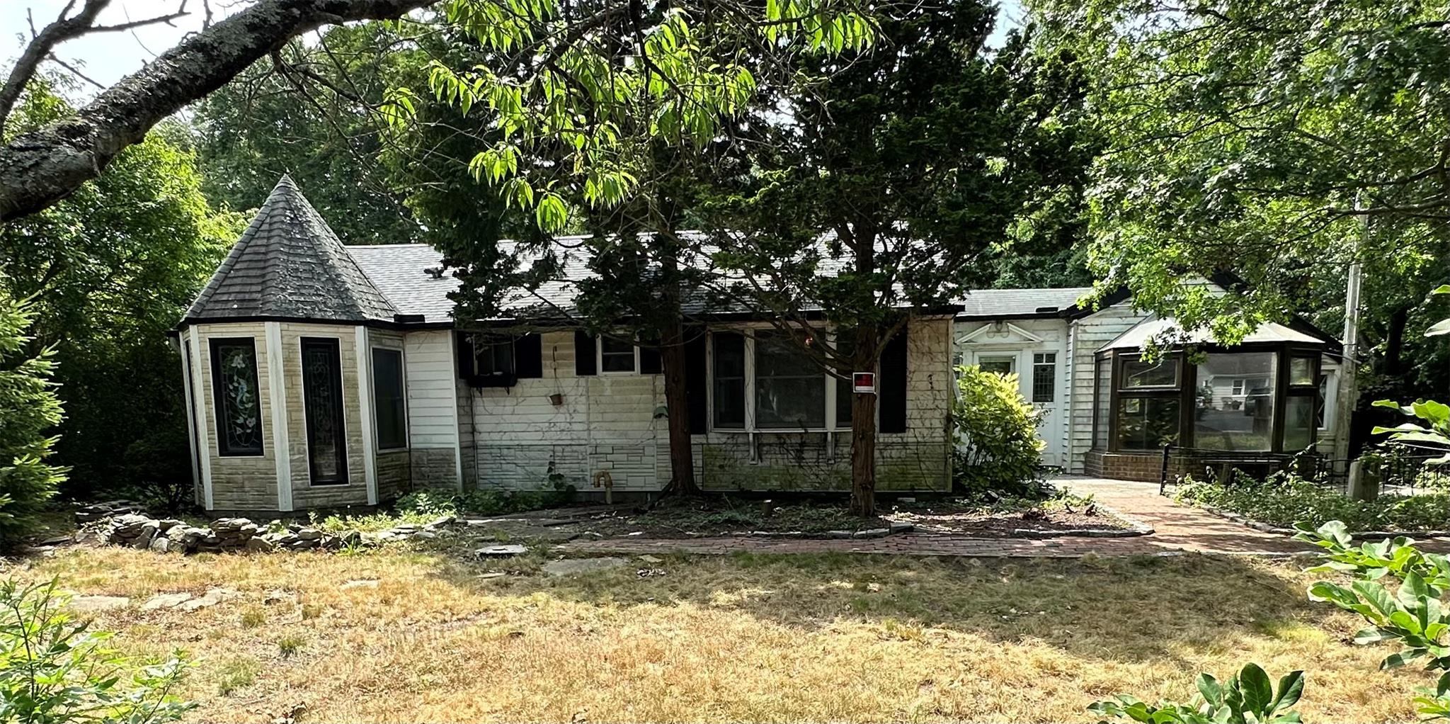 282 Vanderbilt Boulevard, Oakdale, New York image 1