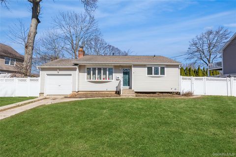 Homes For Sale - 3 Grand Haven Drive<br/> Commack, NY 11725