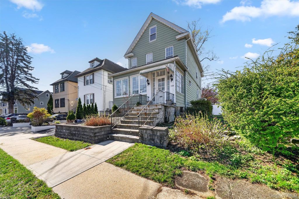 Photo of 124 Sherwood Avenue, Yonkers, NY 10704 (MLS # 988821)