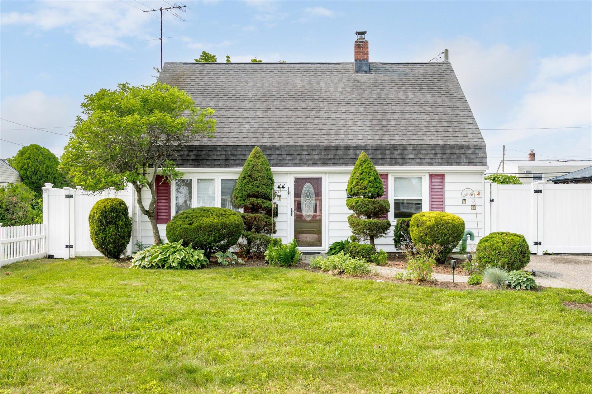 44 Needle Lane, Levittown, New York image 1