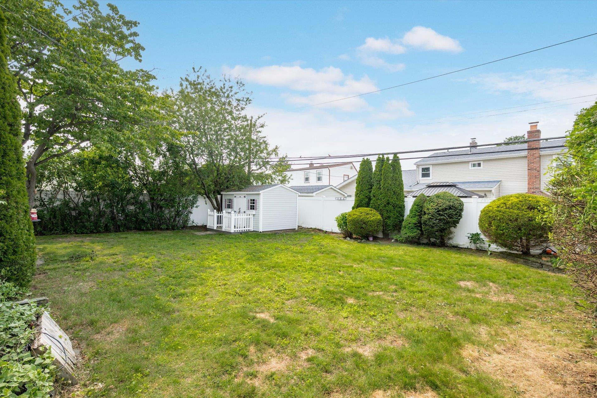 44 Needle Lane, Levittown, New York image 22