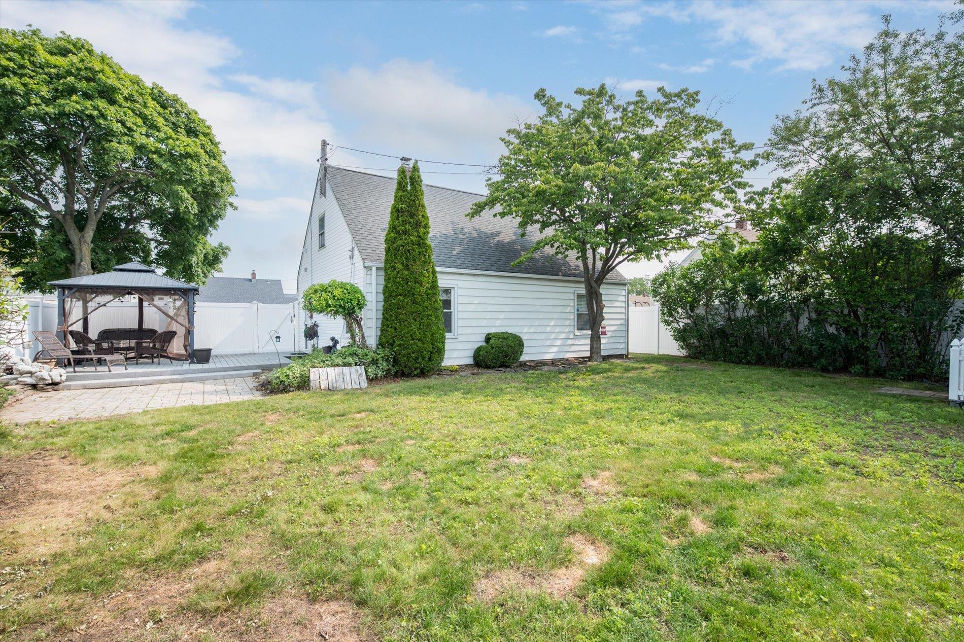 44 Needle Lane, Levittown, New York image 20