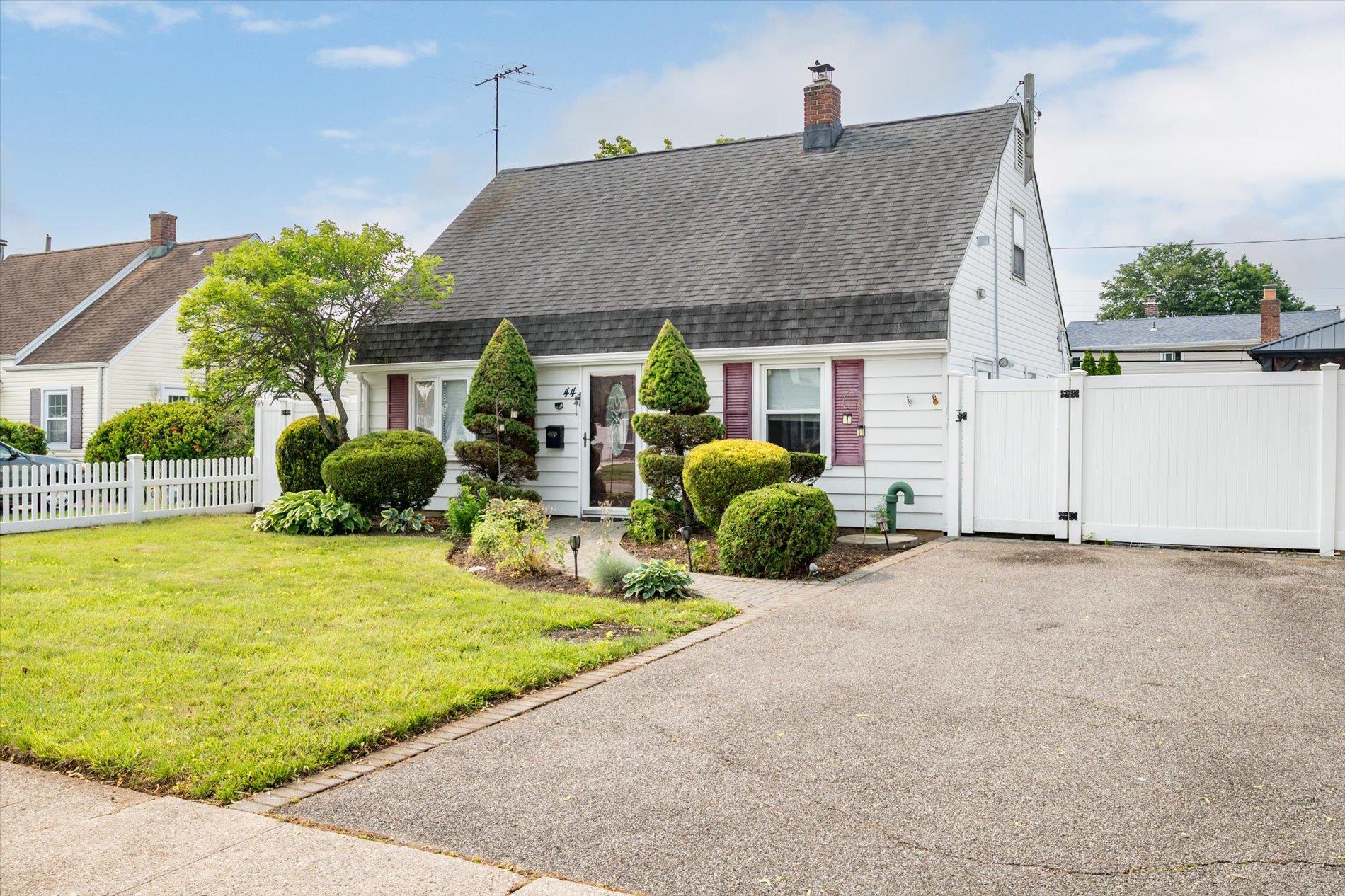 44 Needle Lane, Levittown, New York image 2