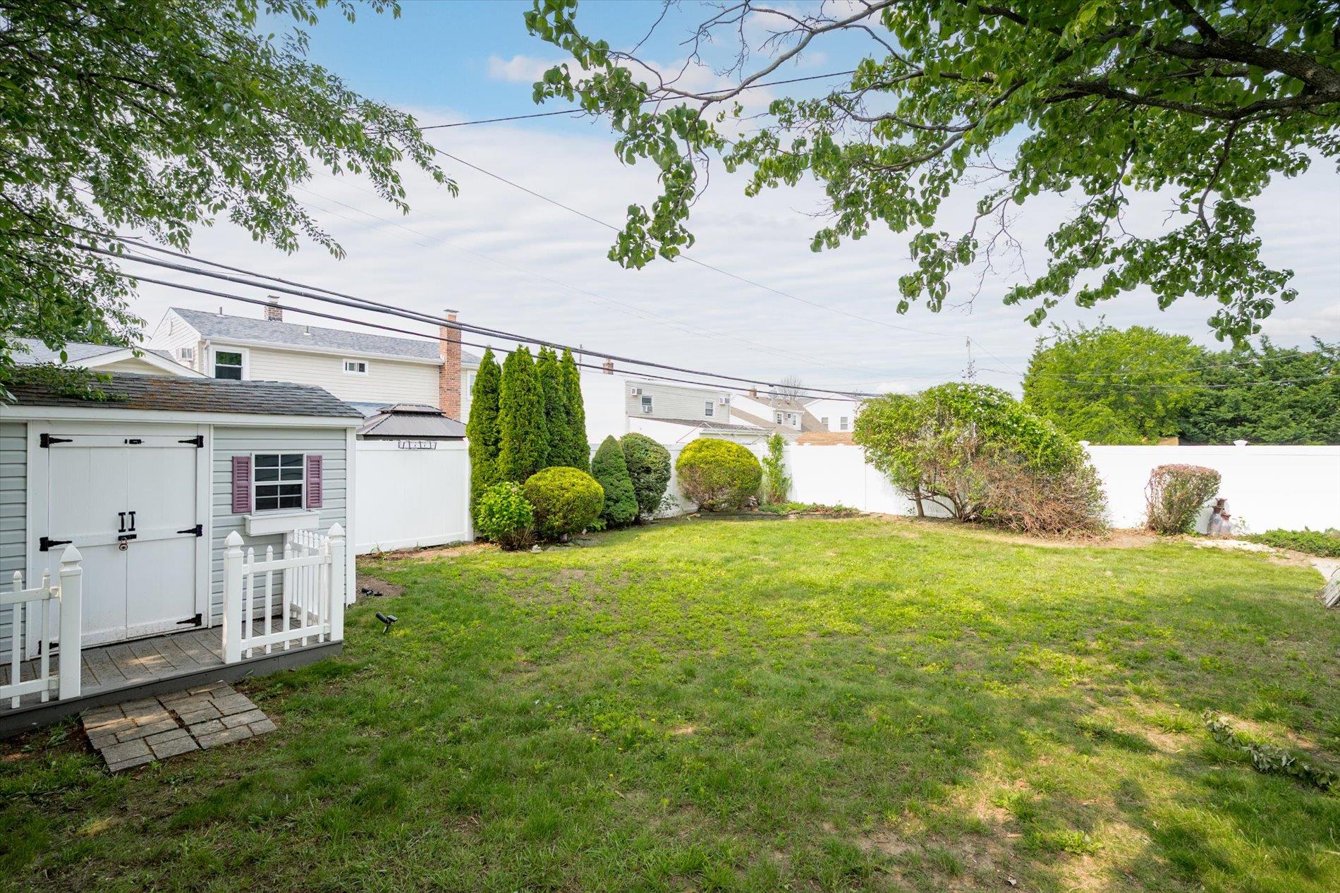 44 Needle Lane, Levittown, New York image 21