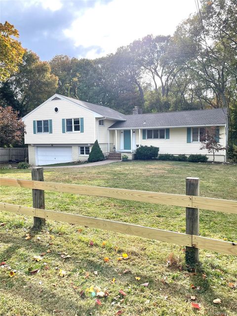 Photo of 300 Washington Drive, Centerport, NY 11721 (MLS # 930840)
