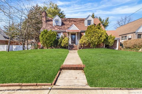 Homes For Sale - 11 Henry Street<br/> Valley Stream, NY 11580