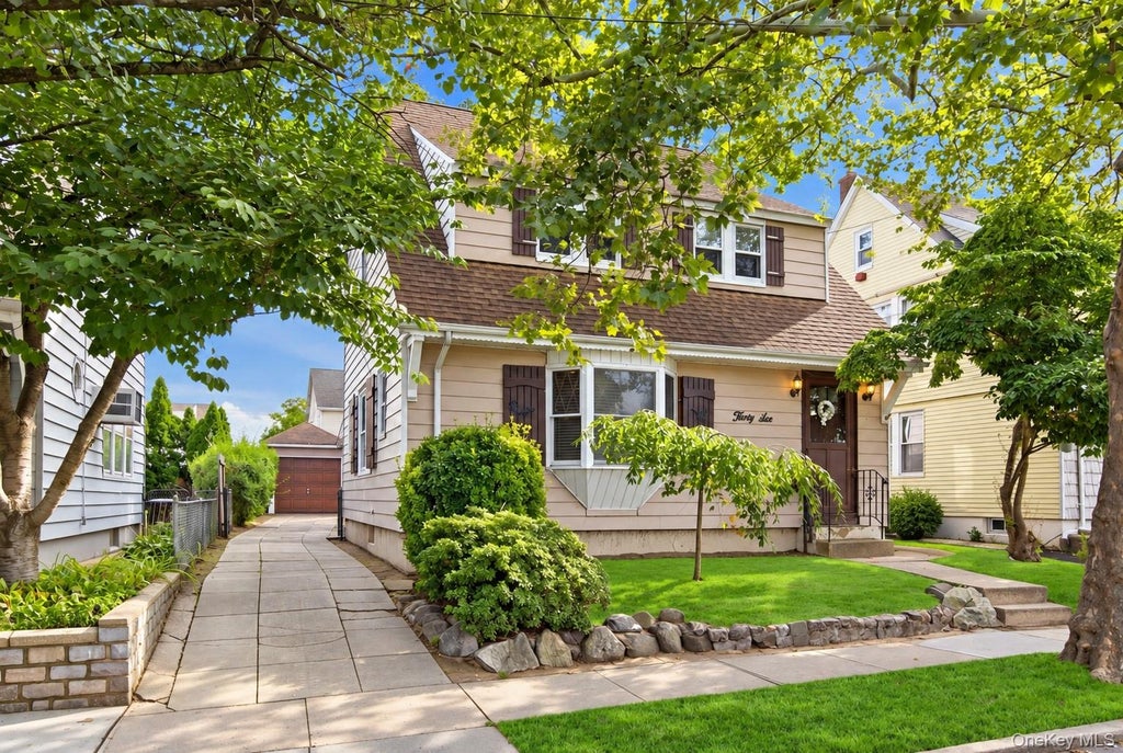 Photo of 36 Cornell Street, Williston Park, NY 11596 (MLS # 1049055)