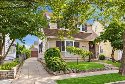 Photo of 36 Cornell Street, Williston Park, NY 11596 (MLS # 1049055)