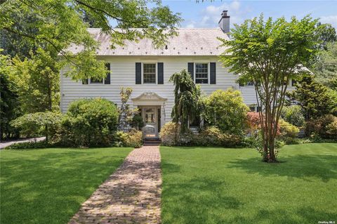 4 Summit Avenue East Williston NY 11596