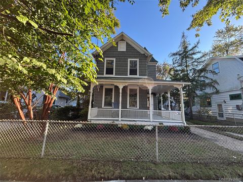 Photo of 92 Walnut Street, Lynbrook, NY 11563 (MLS # 884324)