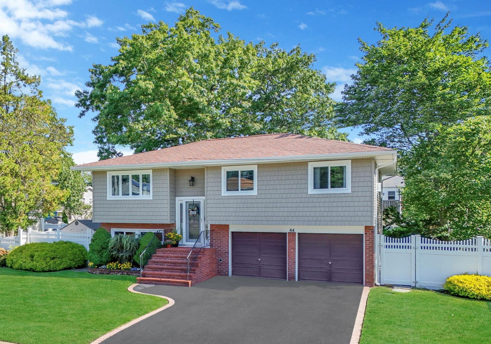 44 N Kings Avenue, Lindenhurst, New York image 1