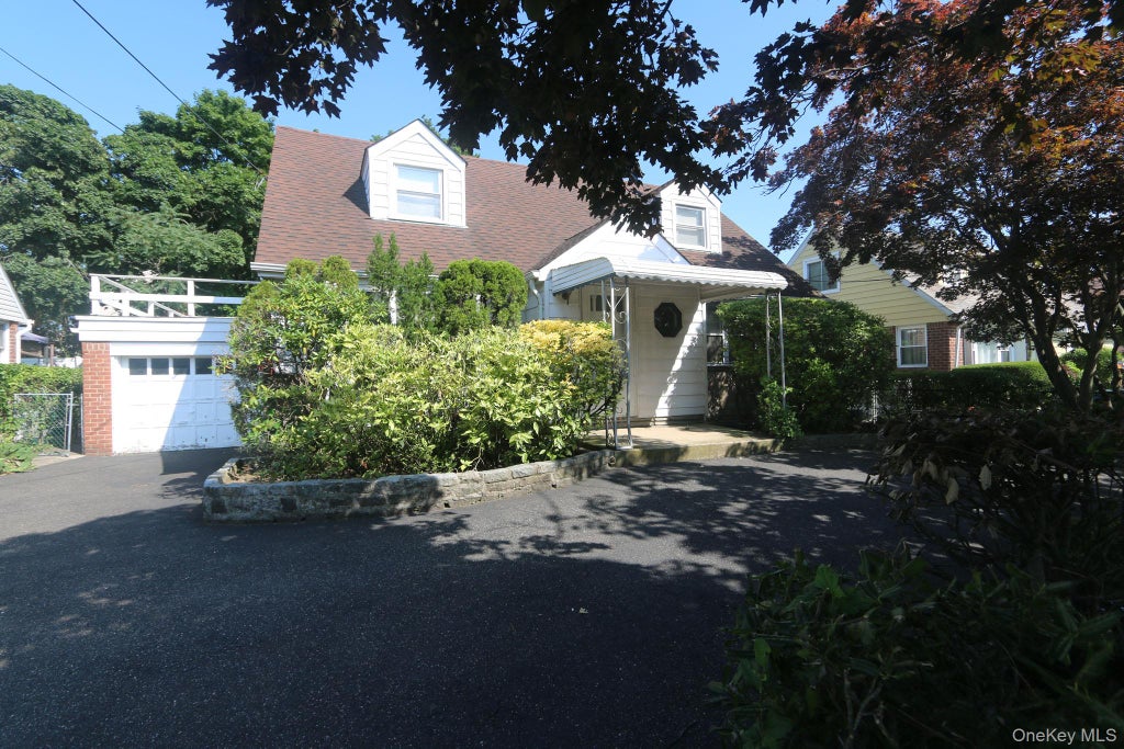 Photo of 43 Ivanhoe Place, Valley Stream, NY 11580 (MLS # 1031979)