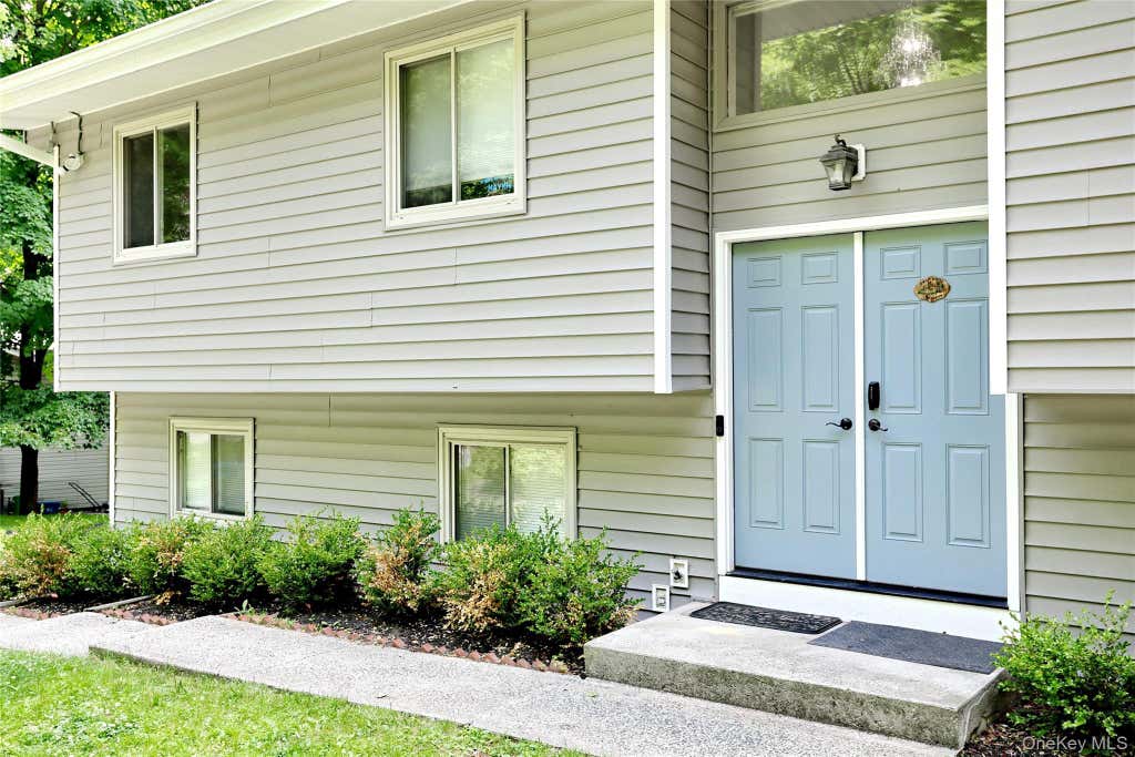 Photo of 89 Regina Road, Airmont, NY 10952 (MLS # 1012372)