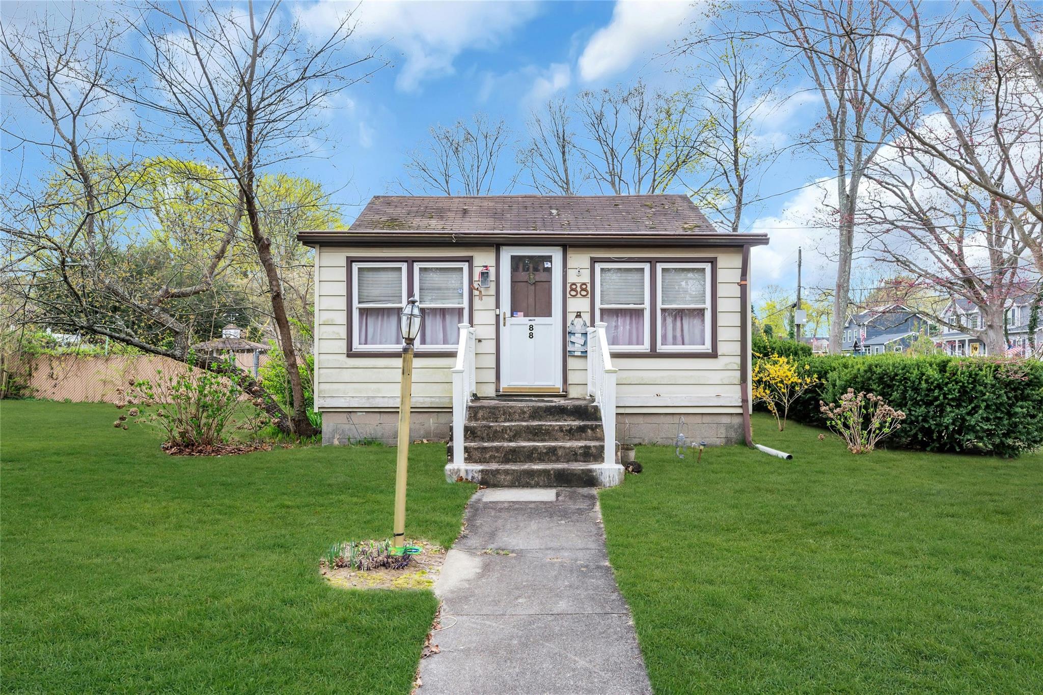 88 Washburn Street, Lake Grove, New York image 1
