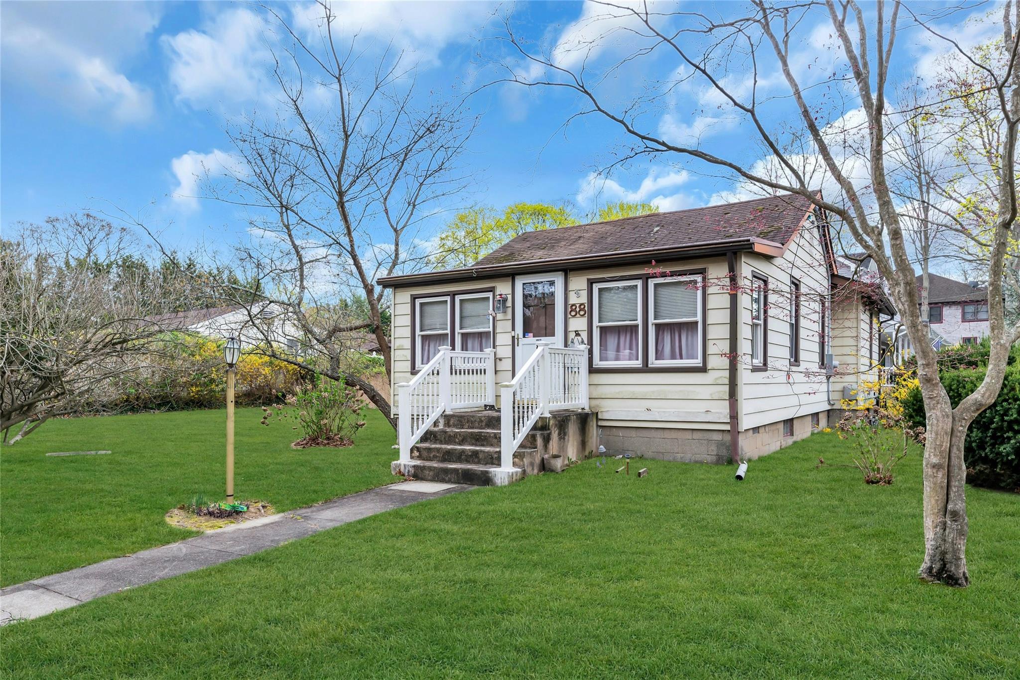 88 Washburn Street, Lake Grove, New York image 2