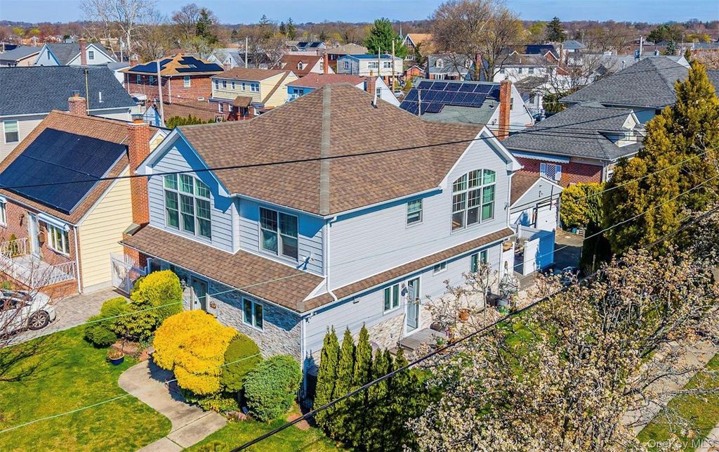 Photo of 253 DEVONSHIRE DR Dr, New Hyde Park, NY 11040 (MLS # 988314)