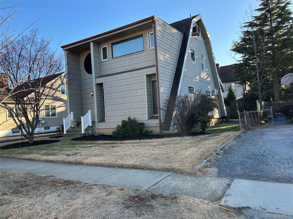 Photo of 70 E Beverly Parkway, Valley Stream, NY 11580 (MLS # 951560)