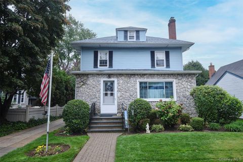 Photo of 17 Concord Street, Floral Park, NY 11001 (MLS # 914593)